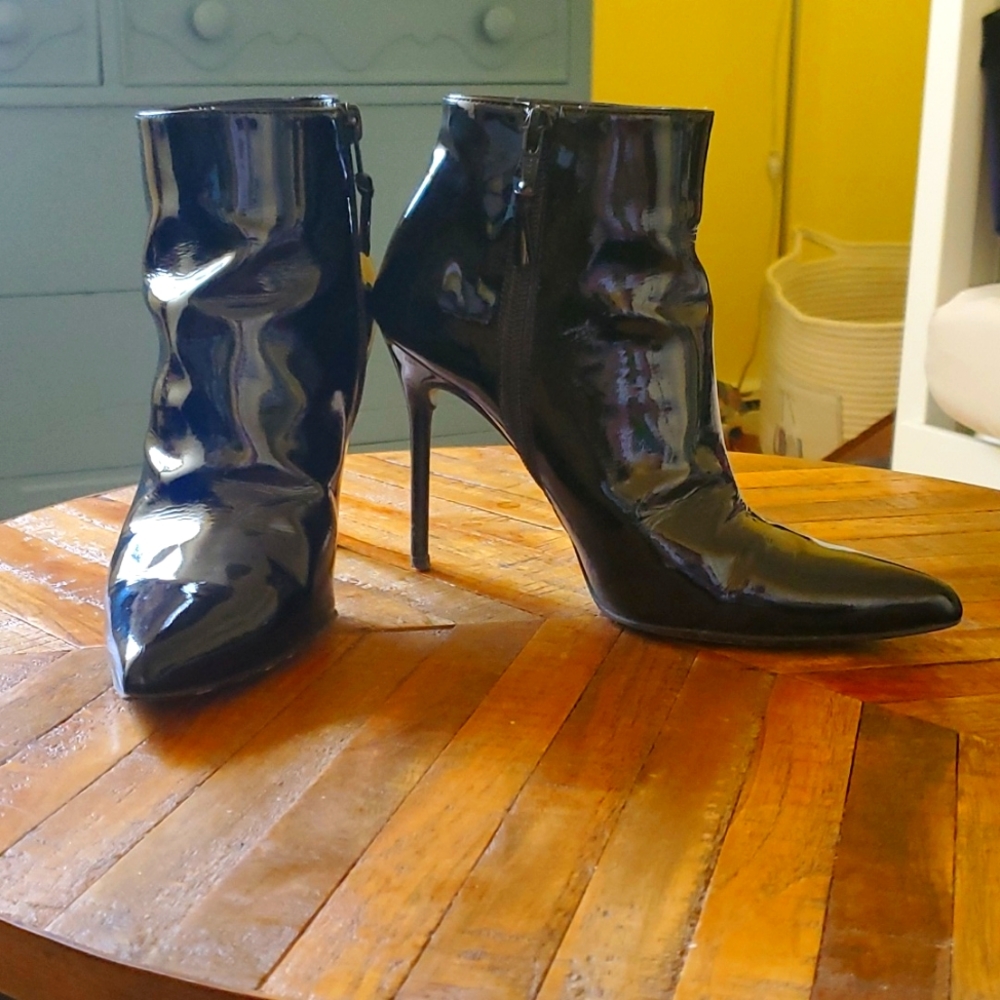 Stuart Weitzman patent leather short booties, sz 7